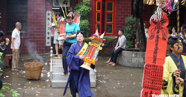 Nghi lễ xá tội vong nhân tháng 7 âm lịch: Hàng trăm người ôm bài vị qua cầu