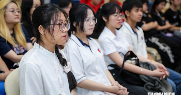 Sinh viên có thể học song ngành báo chí, tâm lý học, ngôn ngữ Anh năm thứ hai