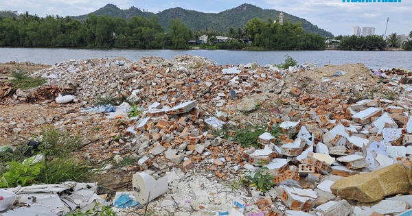 Khu đất ven sông Cái Nha Trang vừa dọn dẹp, xe tải lại chở xà bần đến đổ