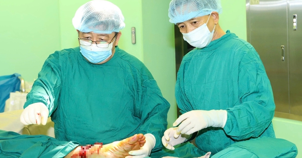 2 ê kíp cùng lúc phẫu thuật cứu 2 chân gần đứt lìa của nam công nhân