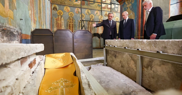 Tổng thống Putin thăm di hài vừa khai quật của đại công tước chiến binh thời Trung Cổ