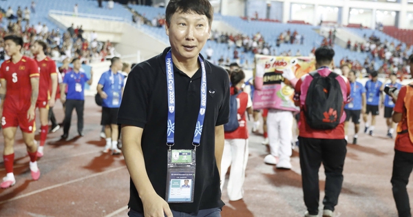 HLV Kim Sang-sik cảm ơn khán giả, nói tiếng Việt cực 'chất': 'Việt Nam vô địch'