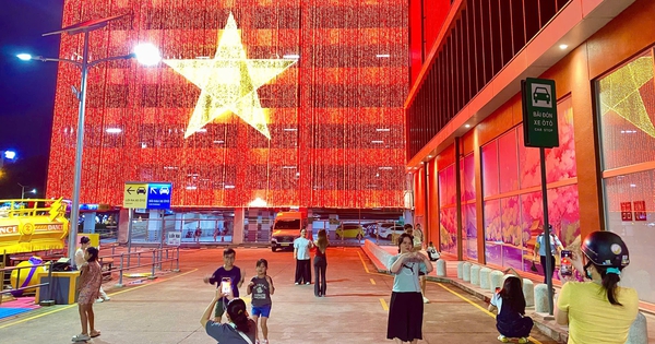 Rủ nhau check-in dưới hình ảnh cờ đỏ sao vàng ‘khổng lồ’ trước thềm 2.9