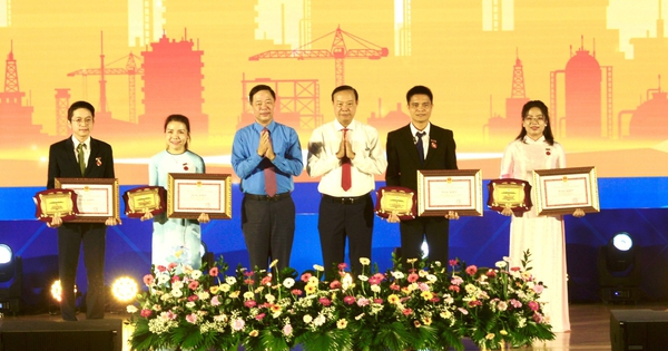 Tôn vinh 11 kỹ sư, người lao động làm lợi cho doanh nghiệp cả trăm tỉ đồng