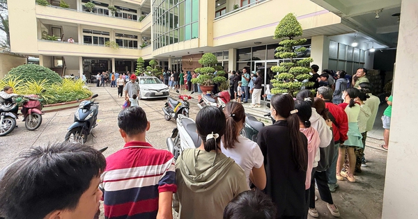 Xếp hàng dài mua sách giáo khoa nhưng không mua được, nhà xuất bản nói gì?