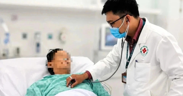 TP.HCM: Bác sĩ trẻ dừng xe cứu người đột quỵ bên đường