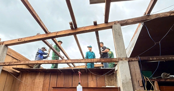 Bộ đội biên phòng Quảng Trị hỗ trợ dân lợp lại nhà tốc mái