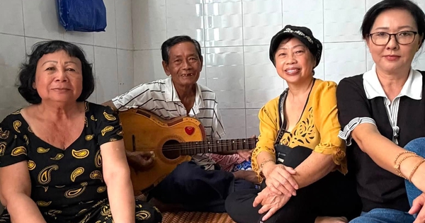 Nữ nghệ sĩ cải lương tuổi 70 chật vật bán vé số nuôi gia đình