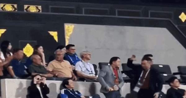 Khoảnh khắc ăn mừng của Chủ tịch VFF và trưởng đoàn Việt Nam gây sốt trên báo Thái Lan