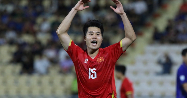 Trương Tiến Anh khôn khéo trên sân, tinh tế hết mực khi ăn mừng: ‘Vàng 10’ của thầy Kim lên tiếng
