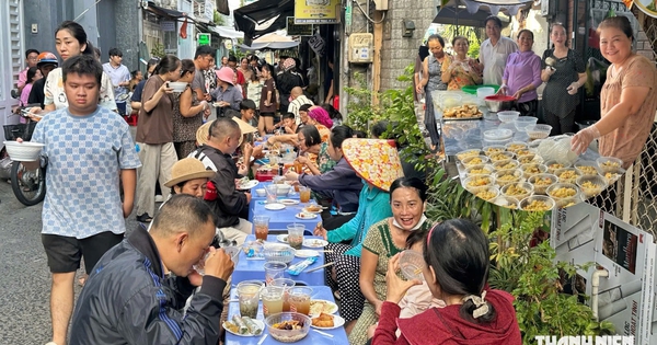 'Hẻm xe ngựa' ở TP.HCM mở tiệc buffet chay miễn phí, người từ xa cũng tìm tới