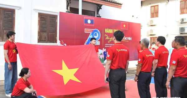 Lễ chào cờ đặc biệt 'Tôi yêu Tổ quốc tôi' trên đất nước bạn Lào