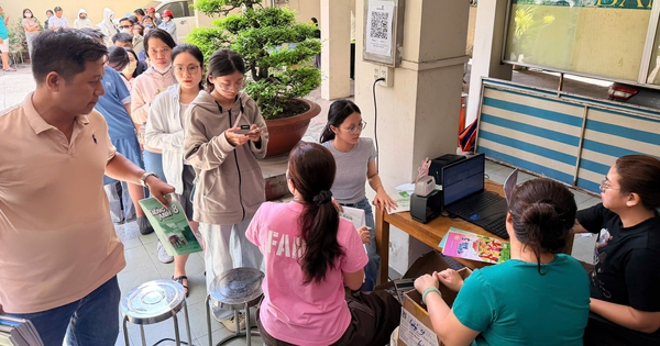 Hôm nay thứ bảy, phụ huynh lại rồng rắn xếp hàng mua sách giáo khoa