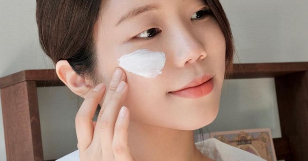 Mẹo bôi lại kem chống nắng cực nhanh không gây vón cục hay hỏng lớp makeup