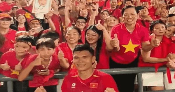 Xuân Mạnh ôm mẹ, hôn vợ sau trận thắng Thái Lan: 'Con làm được rồi, anh làm được rồi'