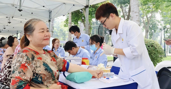 Hơn 1.000 người cao tuổi được khám sức khỏe miễn phí tại công viên Tao Đàn