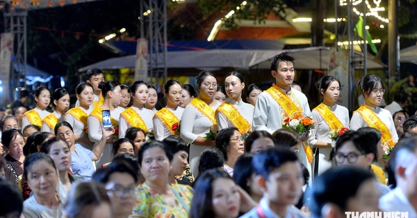 Mùa Vu lan: Xúc động hình ảnh cô bé 10 tuổi bật khóc nhớ mẹ đã khuất