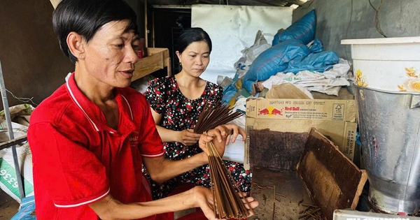 Vợ chồng khuyết tật và những buổi livestream làm nhang