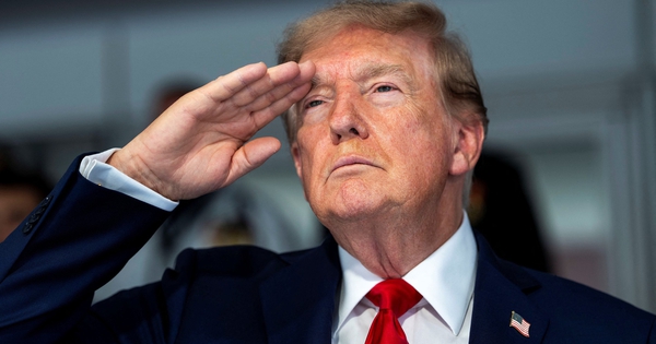 Ông Trump tuyên bố Iran đang 'sụp đổ hoàn toàn'