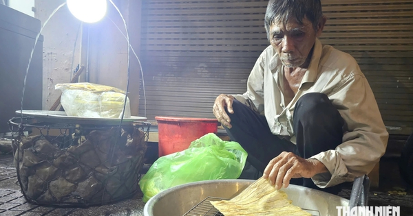 Ông bán bánh chuối nướng nuôi cháu mồ côi: 'Cháu đứng vững tôi mới an lòng'