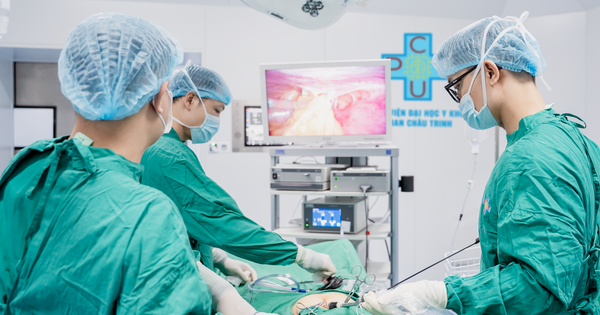 Trì nặng bụng dưới, người phụ nữ phát hiện khối u buồng trứng 13 cm