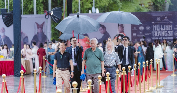 Khán giả đội mưa đến xem ‘Hộ linh tráng sĩ: Bí ẩn mộ vua Đinh’