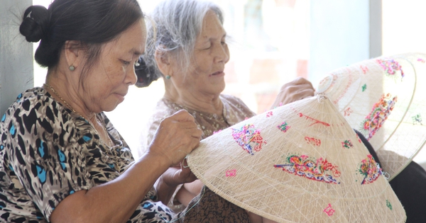 Nón ngựa Phú Gia gần 300 năm tuổi, vì sao có chiếc giá 10 triệu đồng?