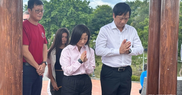 Đại sứ Mỹ tại Việt Nam dâng hương tại di tích Thành cổ Quảng Trị