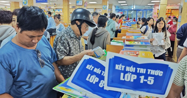 Học sinh TP.HCM tựu trường, nhà sách vẫn đông nghịt người tìm sách giáo khoa sáng nay