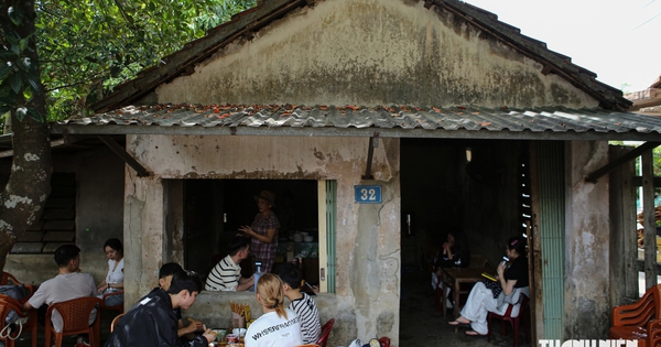 Quán bánh Huế dưới gốc mít, bất ngờ nhộn nhịp khách phương xa tìm tới
