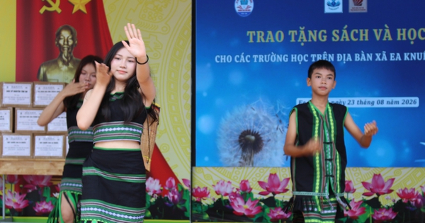 Chương trình Tủ sách Nhân ái - Ngôi nhà Trí tuệ đến với học sinh Ea Knuếc