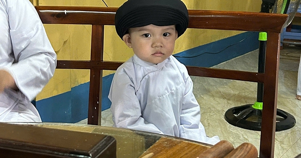 Cậu bé 3 tuổi mê tiếng trống nhạc lễ
