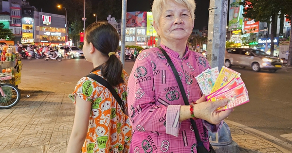 Theo ngoại bán vé số ở TP.HCM, cô bé 10 tuổi từng khóc vì sợ phải nghỉ học
