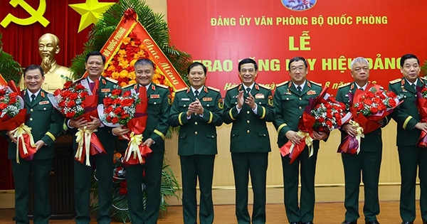 5 thứ trưởng Bộ Quốc phòng nhận Huy hiệu 35 tuổi Đảng