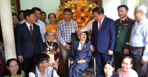 Đảng viên 103 tuổi ở Quảng Trị nhận Huy hiệu 80 năm tuổi Đảng