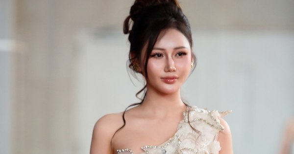 Trang phục dạ tiệc lộng lẫy giúp nàng hóa 'nữ hoàng đêm tiệc'