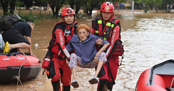Trung Quốc căng mình đối phó bão chồng bão