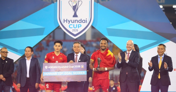 Chủ tịch FIFA trao cúp vô địch cho đội tuyển Việt Nam, Đình Bắc giành danh hiệu Cầu thủ xuất sắc nhất