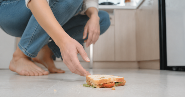 Thức ăn rơi xuống sàn, nhặt lên trong 5 giây có ăn được?