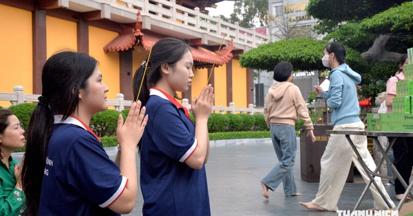 Mùa Vu lan báo hiếu: Rưng rưng đóa hoa hồng trắng trên ngực áo