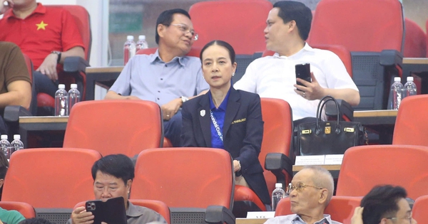 Madam Pang cầm nón lá ở khán đài VIP sân Mỹ Đình: ‘Bầu không khí cuồng nhiệt quá’