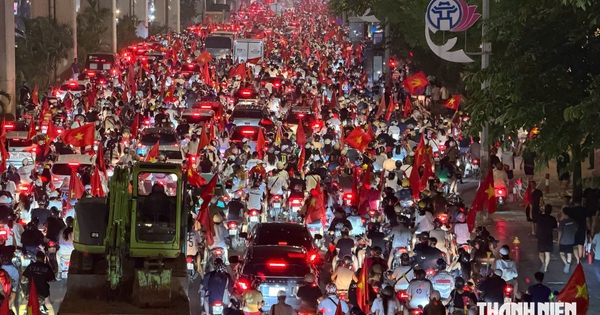 Người dân Hà Nội mang cả nồi niêu 'đi bão' sau chức vô địch ASEAN Cup của đội tuyển Việt Nam