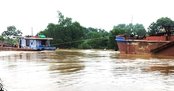 Giải cứu 2 tàu hút cát mắc kẹt dưới chân cầu