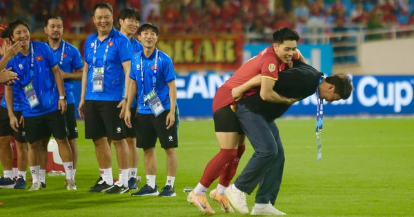 HLV Kim Sang-sik và những khoảnh khắc hài hước ngày đội tuyển Việt Nam đăng quang