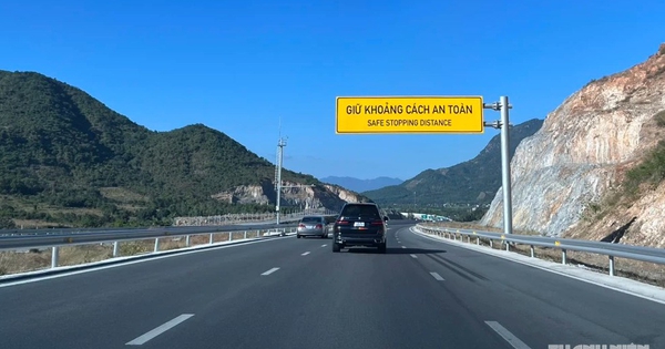 Mẹo nhỏ giúp tài xế giữ khoảng cách an toàn khi lái ô tô trên cao tốc