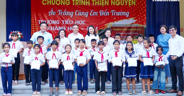 Tặng sách giáo khoa, đồng phục cho gần 400 học sinh Raglai