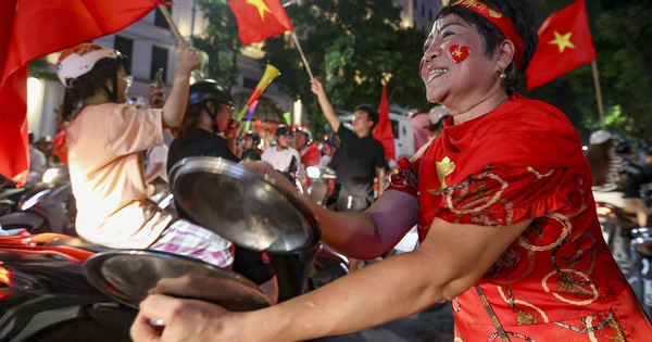 Dòng người nhuộm đỏ khắp phố Hà Nội mừng đội tuyển Việt Nam chiến thắng ASEAN Cup
