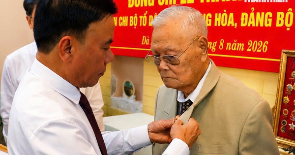 Thường trực Ban Bí thư trao Huy hiệu 80 năm tuổi Đảng cho đảng viên ở Đà Nẵng