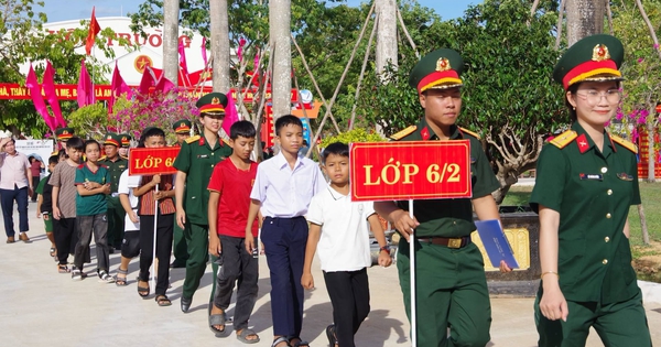 Học sinh Trường Thiếu sinh quân rời bản làng nhập học trong vòng tay yêu thương