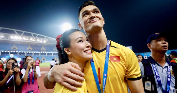 Lê Giang Patrik ôm Á hậu Hoàng Oanh ăn mừng đội tuyển Việt Nam vô địch